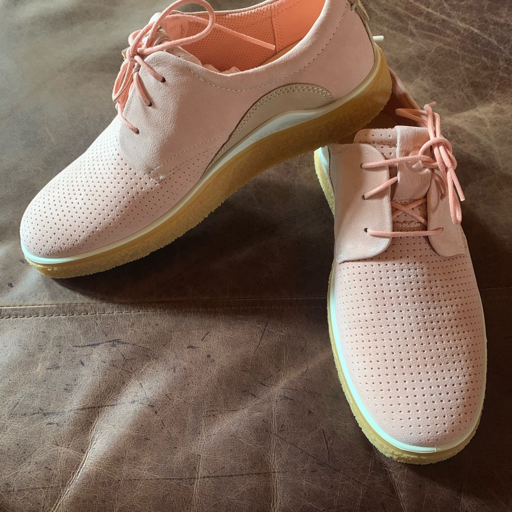 ECCO Crepe Tray Ladies Pink (Muted Clay/Powder) lace up suede shoes. Size 39.